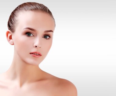 mooie vrouw tegen een grijze achtergrond met copyspace