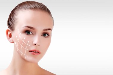 mooie vrouw tegen een grijze achtergrond met copyspace