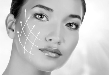 Temiz tenli genç bir kadın.