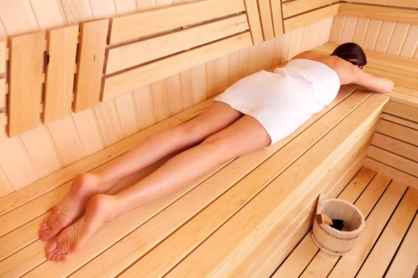 Žena Odpočívající Tradiční Dřevěné Sauně Ležící Břiše Lavičce Ručníkem Omotaným — Stock fotografie