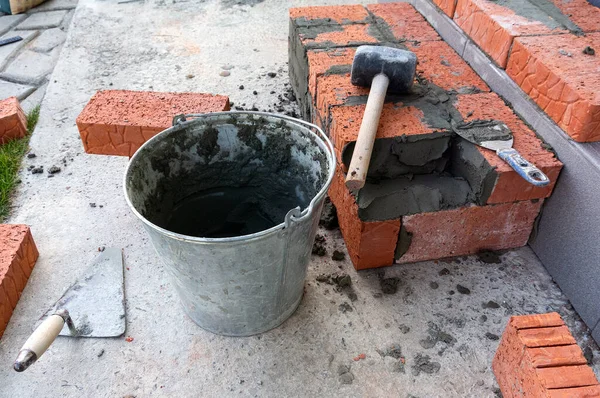 Cubo Con Soluto Paleta Mazo Goma Ladrillos Arcilla — Foto de Stock