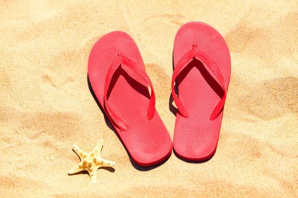 Flip-flops στην άμμο μια — Φωτογραφία Αρχείου