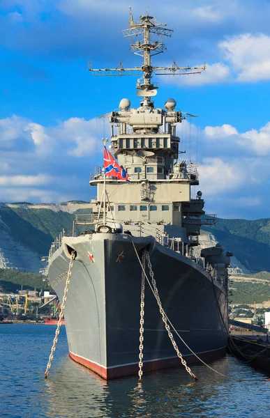 Battleship docked at a harbor — Stock Photo, Image