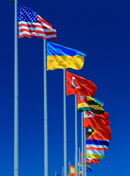 Flaggen gegen blauen Himmel, Kopierraum — Stockfoto