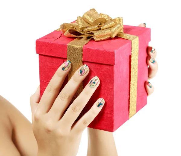 Mani femminili con grande confezione regalo — Foto Stock