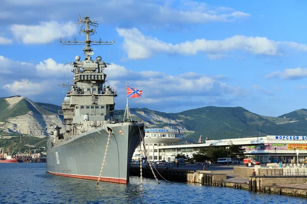 Battleship docked at a harbor — Stock Photo, Image