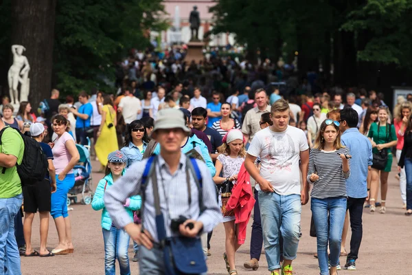 Velký dav turistů v perterhof paláci — Stock fotografie