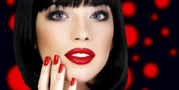 Bella ragazza con trucco luminoso — Foto Stock