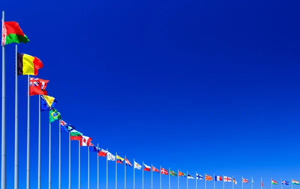 Flaggen gegen blauen Himmel, Kopierraum — Stockfoto