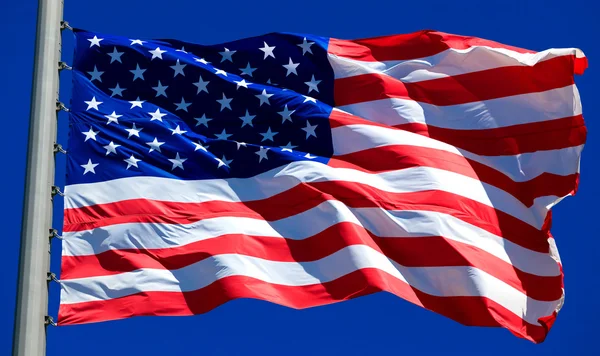 푸른 하늘에 대 한 미국의 국기 — 스톡 사진