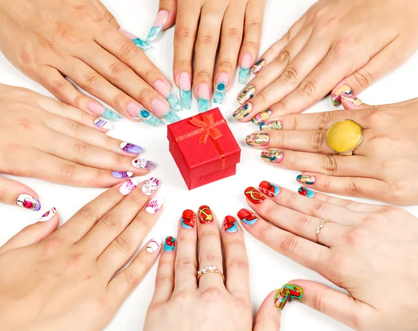 Manos femeninas con varias artes de uñas — Foto de Stock