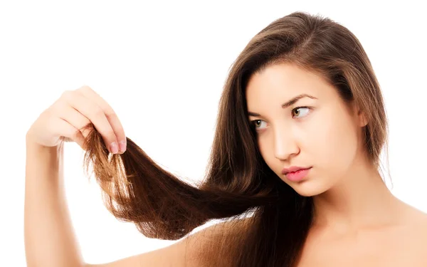 Mulher não está feliz com seu cabelo frágil, fundo branco — Fotografia de Stock