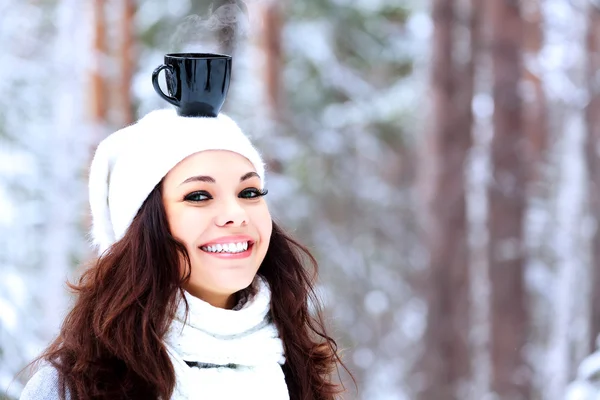 Gelukkige vrouw met een kop warme thee op haar hoofd — Stockfoto