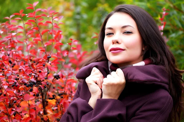 Jonge vrouw poseren buitenshuis — Stockfoto