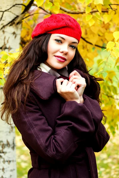 Young woman posing outdoors — Stock Photo, Image