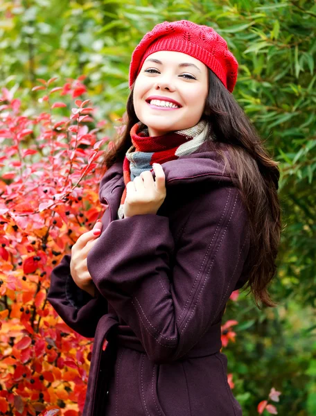 Young woman posing outdoors — Stock Photo, Image