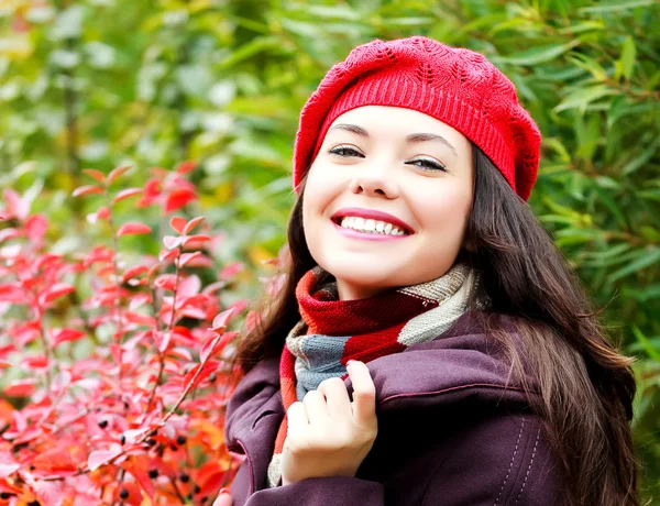 Young woman posing outdoors — Stock Photo, Image