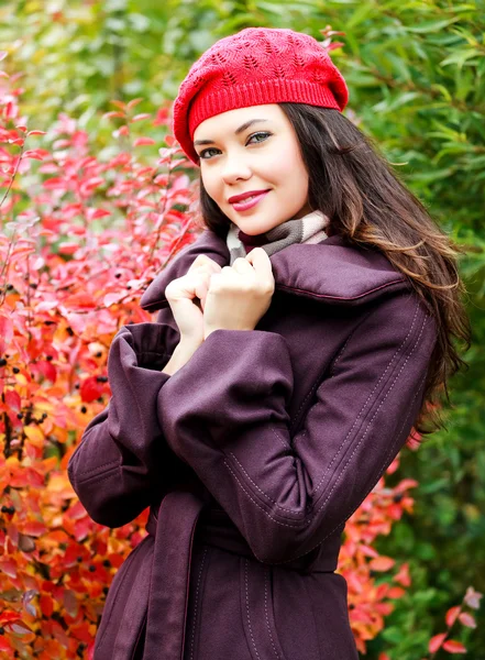 Junge Frau posiert im Freien — Stockfoto