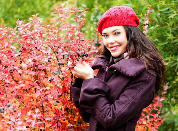 Young woman posing outdoors — Stock Photo, Image