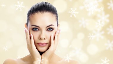 Kar taneleri ile bir arka plan karşı güzel kadın