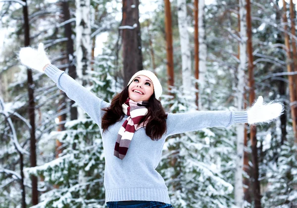 Mutlu bir kadın kış orman — Stok fotoğraf