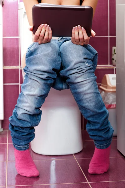 Femme avec un ordinateur portable dans les toilettes — Photo