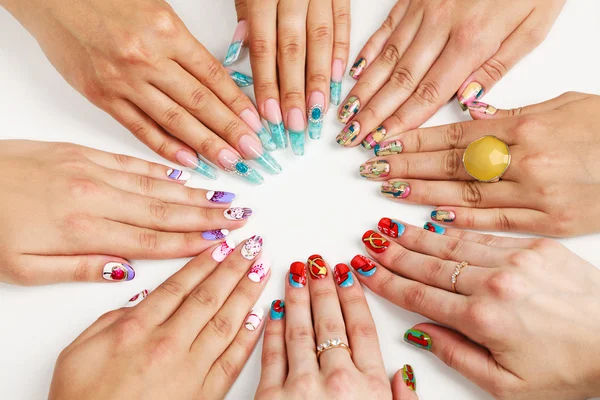 Manos femeninas con varias artes de uñas —  Fotos de Stock
