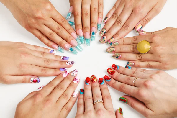 Manos femeninas con varias artes de uñas — Foto de Stock