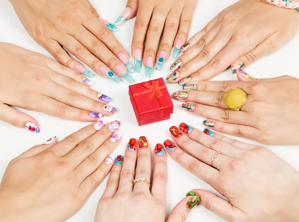 Manos femeninas con varias artes de uñas — Foto de Stock