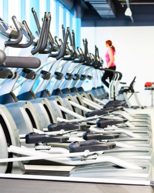 spor salonu ekipman ile