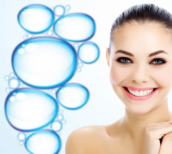 Mujer feliz sobre un fondo con gotas de agua — Foto de Stock