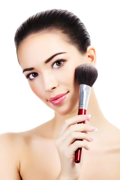 Vacker flicka med en makeup borste — Stockfoto