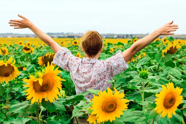 Donna nel campo del girasole — Foto Stock