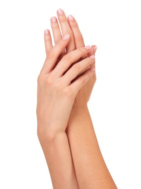 Beyaz arka planda izole edilmiş, bakımlı kadın elleri.