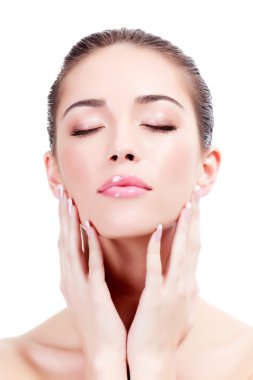 Beyaz bir arka plan üzerinde güzel kadın