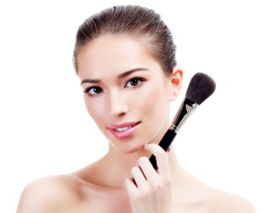 Makyaj fırça ile güzel kadın