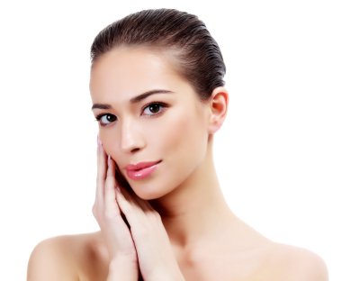 Beyaz bir arka plan üzerinde güzel kadın