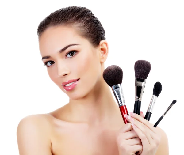 Mooie vrouw met make up borstels — Stockfoto