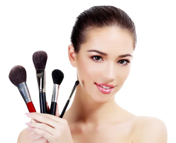 Vacker kvinna med makeup penslar — Stockfoto