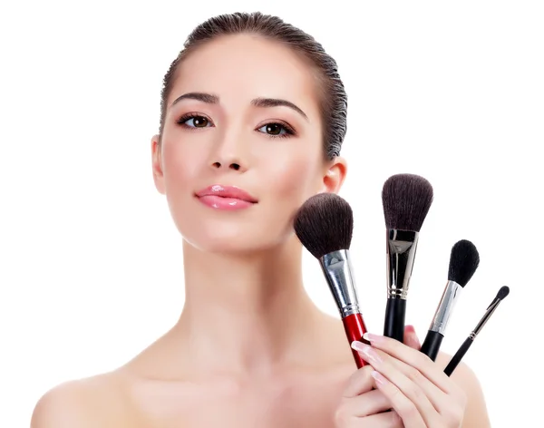 Mooie vrouw met make up borstels — Stockfoto