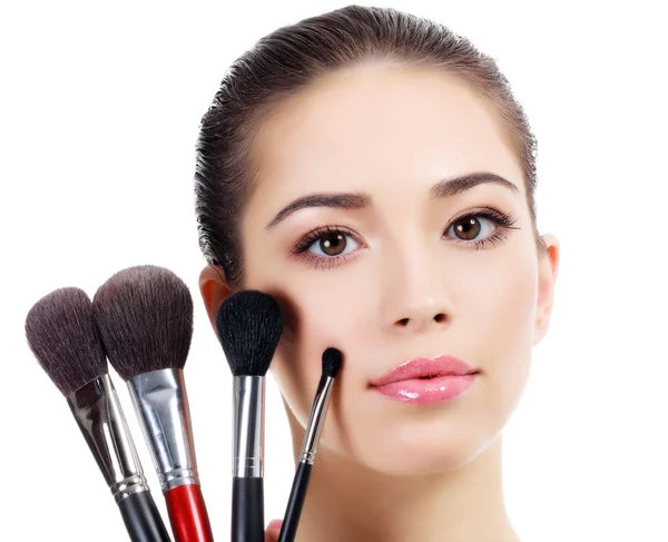 Vacker kvinna med makeup penslar — Stockfoto