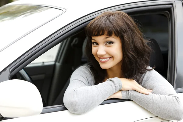 Chica bonita y coche blanco — Foto de Stock