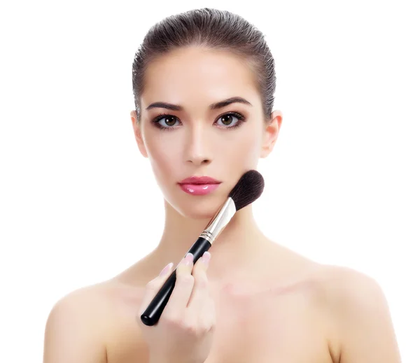 Jolie femme avec brosse de maquillage — Photo