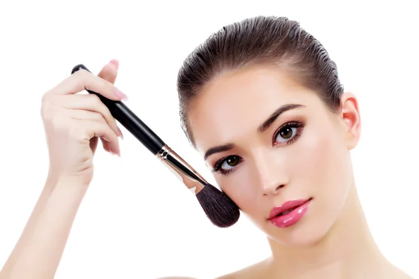 Mooie vrouw met make-up borstel — Stockfoto