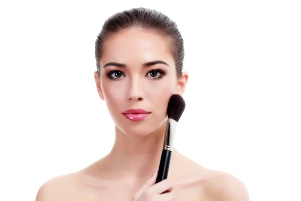 Mujer bonita con cepillo de maquillaje — Foto de Stock