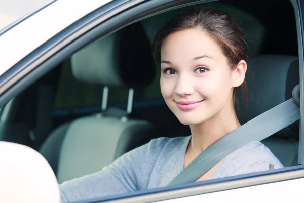 Söt flicka i en vit bil — Stockfoto