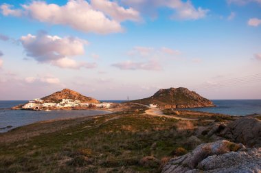Kalafatis Bay Mikonos Adası batımında sahilde. Yunanistan.