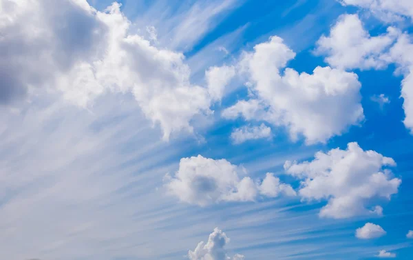 Biały puszysty cumulus chmury na błękitnym niebie — Zdjęcie stockowe