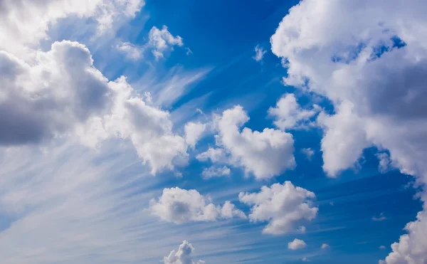 Vita fluffiga cumulus moln på en blå himmel — Stockfoto