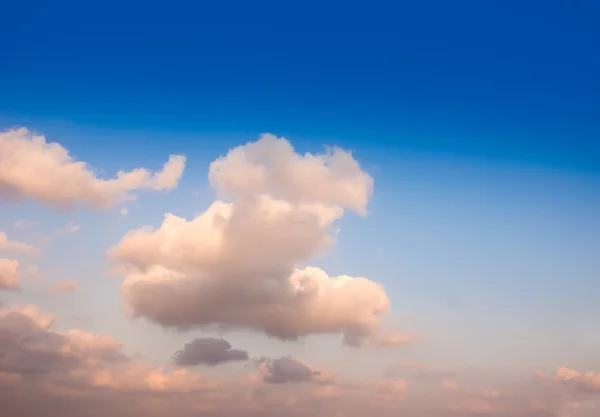 Cielo textura pastel - puesta del sol cielo con hermosas nubes . — Foto de Stock